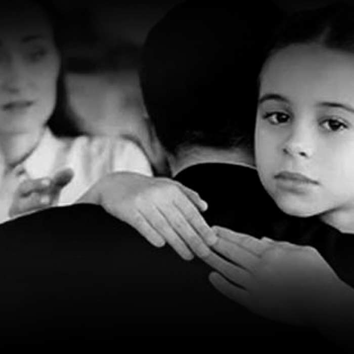 Imagen de una niña en brazos de su padre mientras su madre está al lado de ellos disgustada, esta es la descripción de una Familia que está separada y a cuyo padre se le pide la pensión alimenticia. Esta imagen pertenece a la descripción de la sección derecho de Familia.